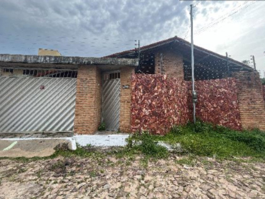 Casa Ocupada com 3 Quartos e 300m² em Leilão