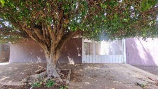Casa padrão com 3 quartos, 2 banheiros, 1 vaga e 153m² construída