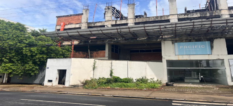 Imóvel comercial em terreno de 2.666m² com estrutura deteriorada