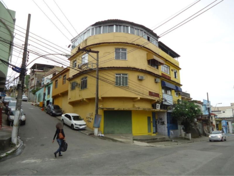 Loja desocupada com 157m² de área privativa e terreno de 375m²