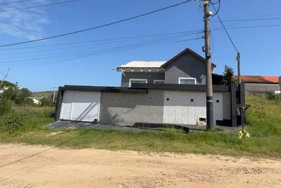 Casa com Piscina, 2 Dorms e 2 Banheiros em Iguaba Grande