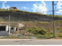 Casa com terreno de 426,67m², ocupada, em leilão