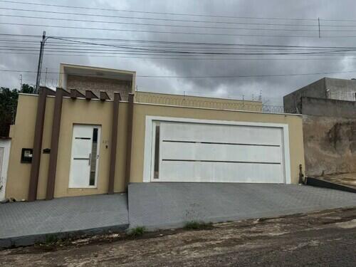 Casa 3Q 2B 201m² Construída Desocupada