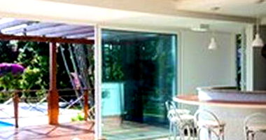 Casa de Luxo com Vista para o Rio Guaíba e Amplo Terreno