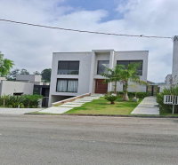 Casa em Condomínio Ocupada com 607m² Construída