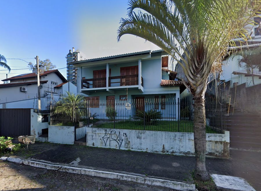 Casa com 3 quartos, 2 banheiros, 243,33 m² construída, ocupada