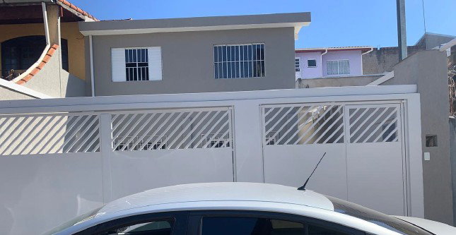 Casa com 3 unidades residenciais independentes, 6 quartos, 3 banheiros, 132m² construídos