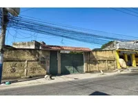 Casa ocupada com 382m² e amplo terreno