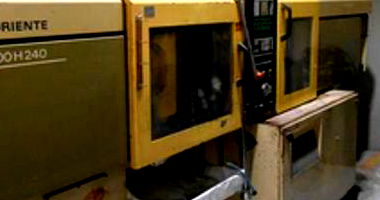 Máquina Injetora Oriente IHP600H240 - 1995 em Manutenção