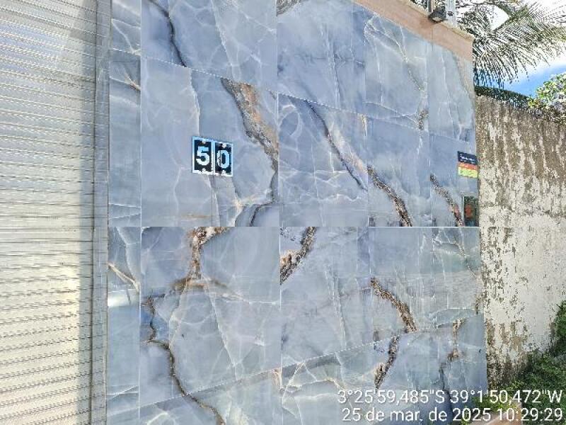 Casa com 2 quartos, 2 banheiros, área construída 80m², desocupada