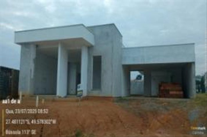 Casa em construção com 215m², desocupada, em Ituporanga