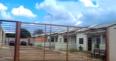 Casa com 2 quartos, varanda, área construída 72,16 m², terreno 131,81 m²