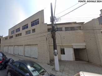 Prédio comercial de 3 andares com 7 banheiros, bem conservado
