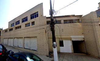 Prédio comercial de 3 andares com 7 banheiros, bem conservado