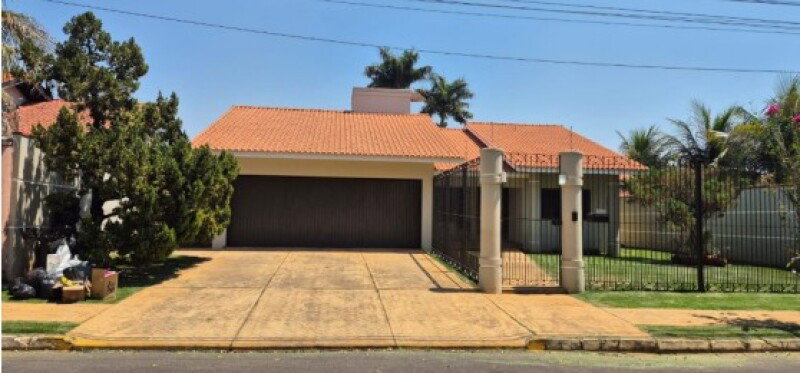 Casa de alto padrão com 322 m² em lote de 800 m²