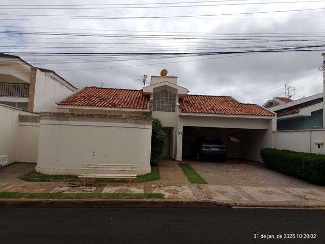 Casa residencial com 3 quartos, 2 banheiros, ocupada, 120m² construídos