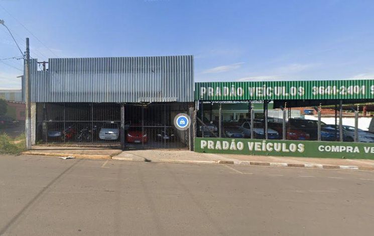50% de terreno de esquina com 175,5m², formato irregular