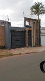 Casa com 3 quartos, 205m² de terreno, ocupada