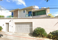 Casa ocupada em terreno de 711 m²
