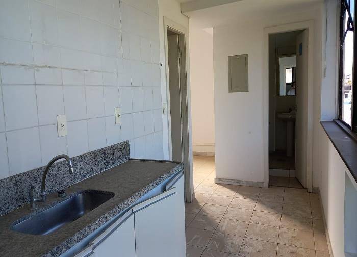 Sala comercial desocupada com 427m² privativos unificados