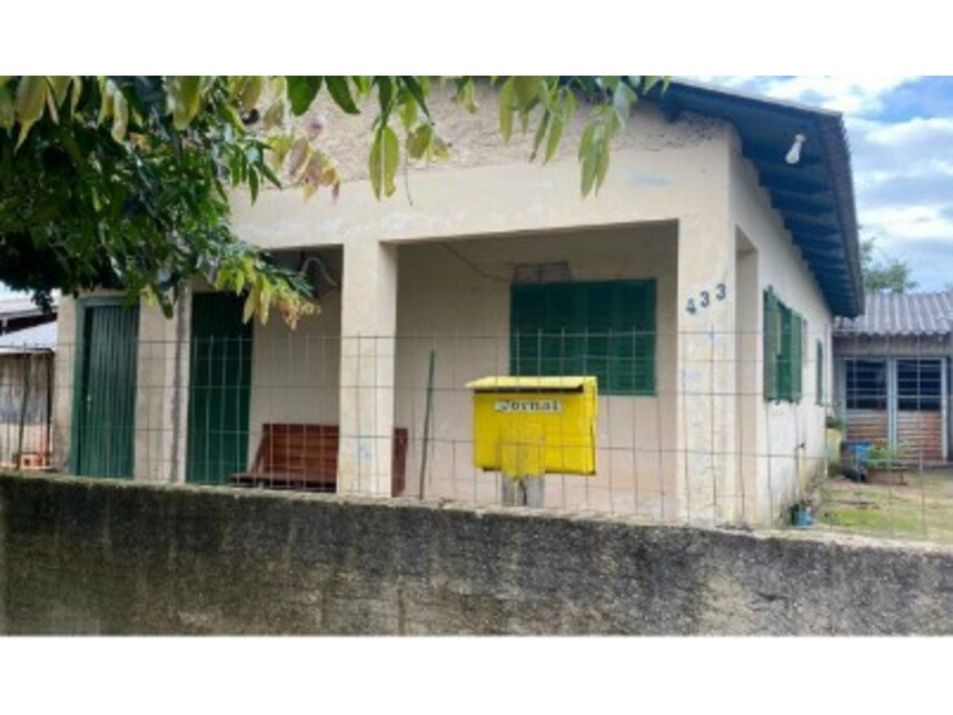 Casa ocupada com 171,34 m² em amplo terreno