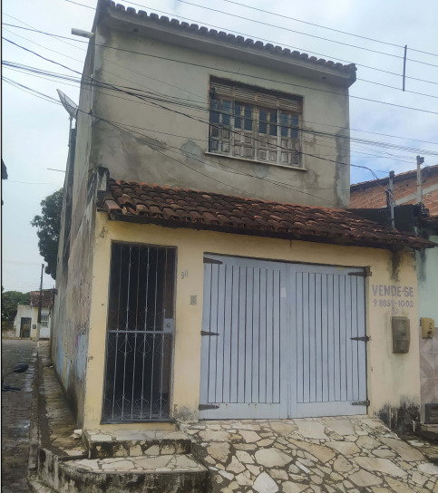 Casa com 3 quartos, 2 banheiros e garagem no Centro