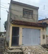 Casa com 3 quartos, 2 banheiros e garagem no Centro