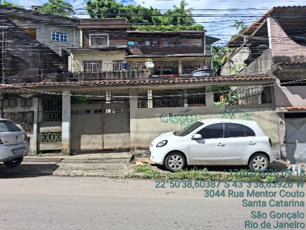 Casa com 2 quartos, 1 banheiro e área de serviço