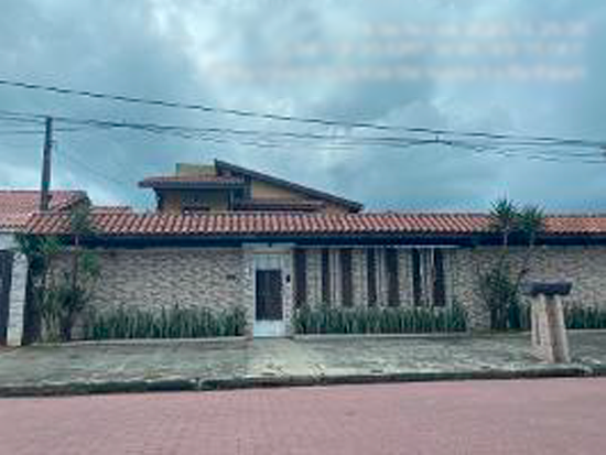 Casa com 382,17m² construídos, 4 quartos, 3 banheiros, ocupada