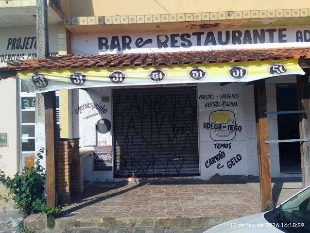 Loja comercial com salão, banheiros e balcão em Mongaguá/SP