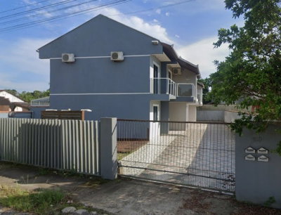 Sobrado com 3 quartos e 104m² em condomínio fechado