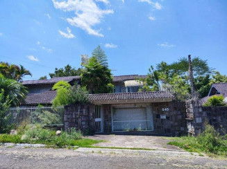 Sobrado amplo com 467,83m² construídos e terreno de 1.521m², Canudos