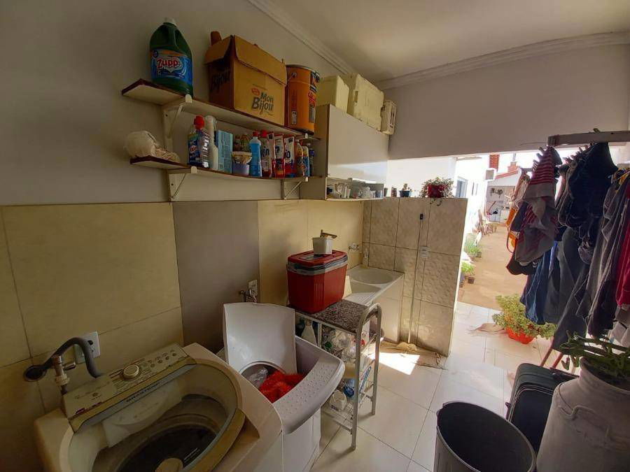 Casa com 3 quartos, 2 banheiros e 1 vaga, área construída 138m²