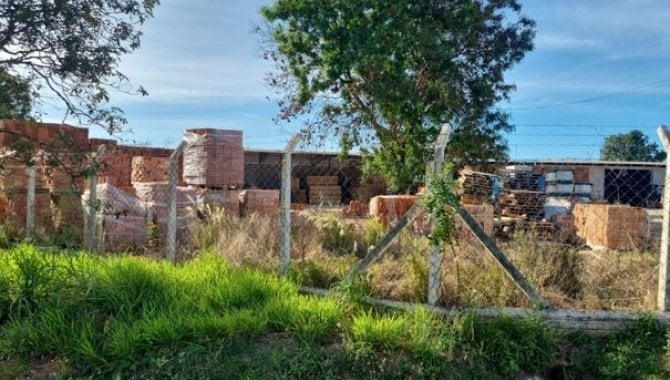 Terreno de 570 m² com telheiro metálico em Padre Nóbrega