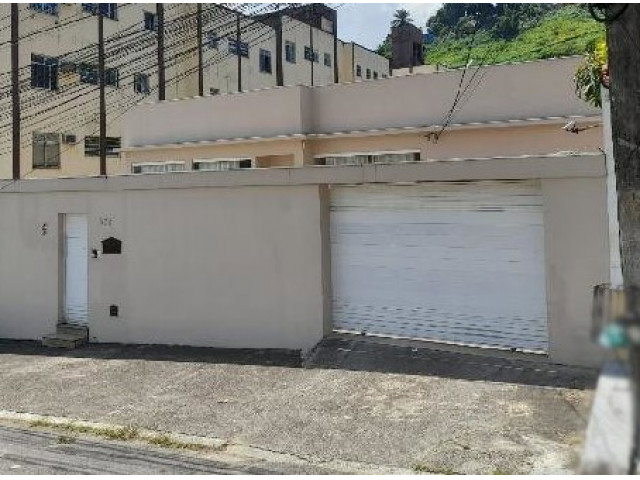 Casa com 292m² de área privativa e 675m² de terreno