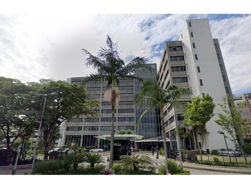 Sala comercial desocupada de 526,18 m² com 11 vagas