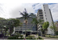 Sala comercial desocupada de 526,18 m² com 11 vagas