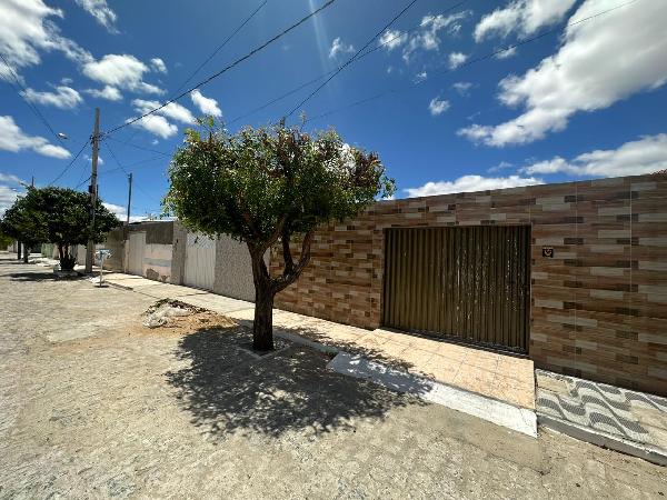 Casa com 3 Quartos e 1 Vaga na Garagem em Várzea - Centro