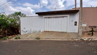 Casa padrão com 2 quartos, 2 banheiros e 3 vagas de garagem