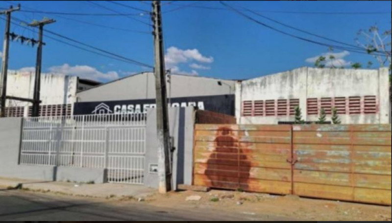 Galpões Comerciais com 569,86m² de Área Construída