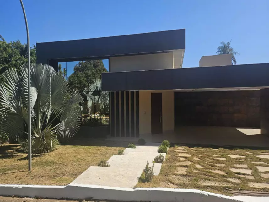 Casa com 5 quartos, 4 suítes, 8 vagas e área de lazer