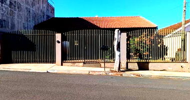 Residência térrea com 230m² em terreno de 468,75m², ocupada