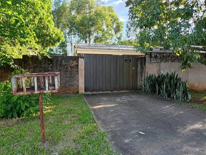 Casa com 3 quartos, 2 banheiros e 2 vagas de garagem, ocupada