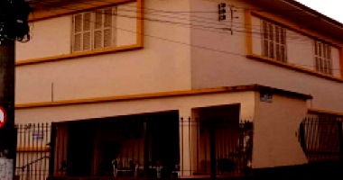 Casa 2 andares com 6 quartos e 2 banheiros, garagem e 200m² construída