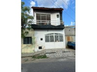 Casa com 1 vaga de garagem, 145m² de terreno e 77m² construída