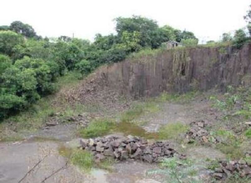 Terreno rural desocupado de 7.500m² com benfeitorias