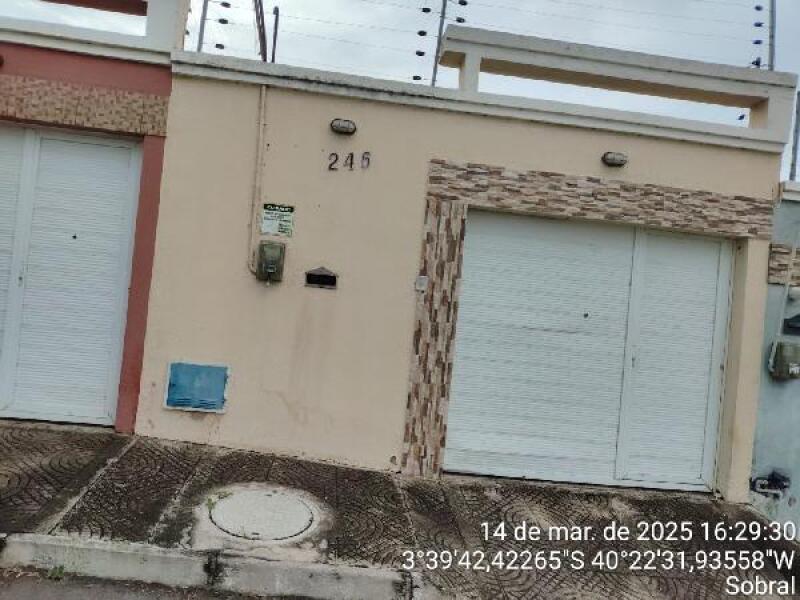 Casa 2 quartos, 2 banheiros, 74,9m² construída, desocupada