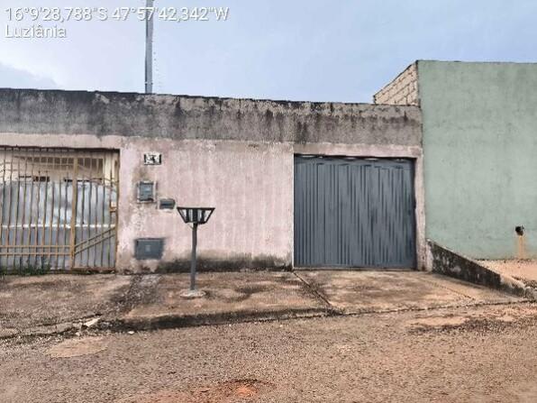Casa com 2 quartos, 1 banheiro, varanda e 1 vaga de garagem