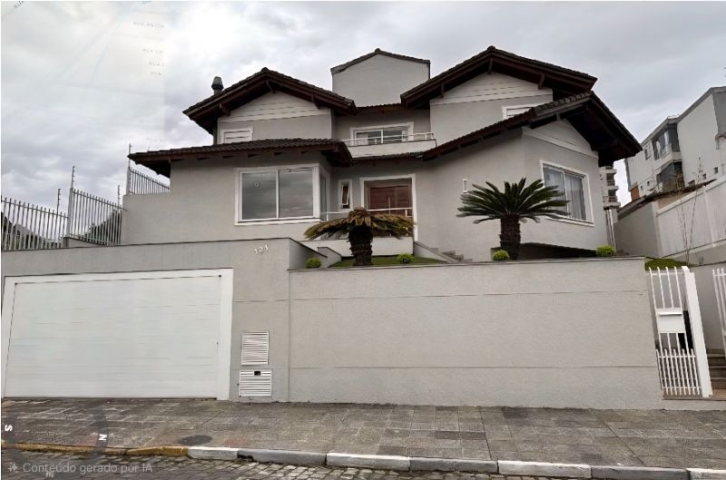 Casa de alto padrão com piscina, 3 quartos, 333m², desocupada