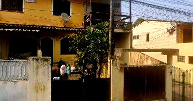 Casa com 1 quarto, banheiro, área serv., sala, cozinha e 1 vaga